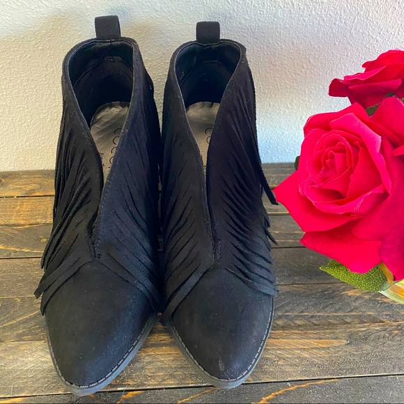 Coconuts by Matisse Fringe V Cut Booties (size 6M).🌹 - Picture 7 of 15